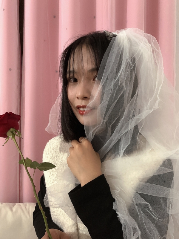 持紫菜包饭的女孩的第一张照片--漳浦相亲网